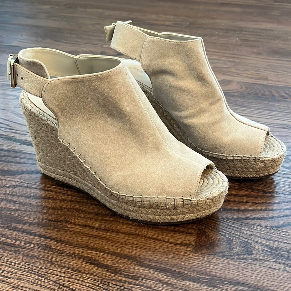 Kenneth Cole Cream Suede Wedges w. Gold buckle (10)